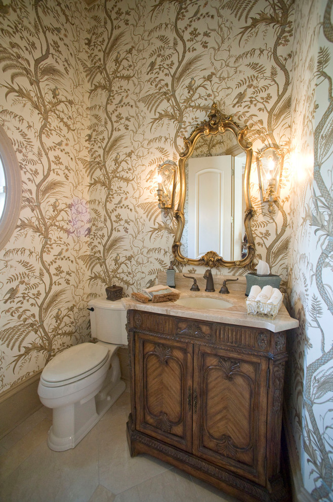 Réalisation d'une salle de bain tradition avec un plan de toilette en marbre et un lavabo encastré.