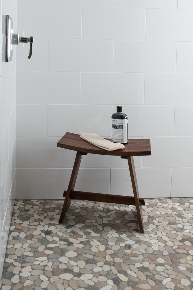 Ispirazione per una stanza da bagno minimalista con doccia alcova, piastrelle bianche, piastrelle in ceramica, pavimento con piastrelle di ciottoli e pavimento marrone