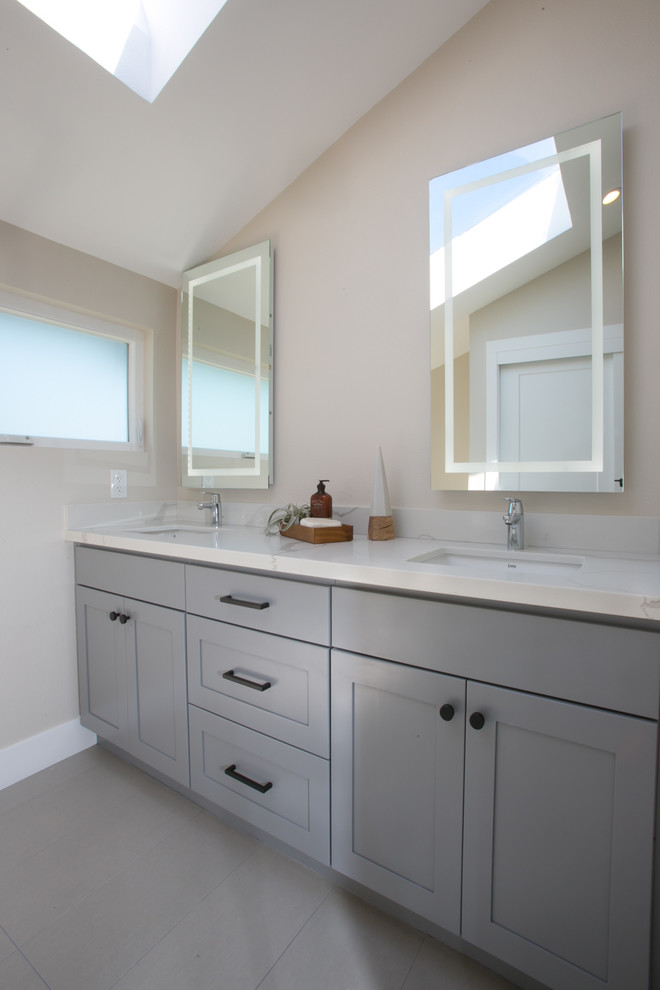 Aménagement d'une salle de bain principale moderne de taille moyenne avec un placard à porte shaker, des portes de placard grises, un carrelage beige, carreaux de ciment au sol, un plan de toilette en quartz, un sol gris et un lavabo encastré.