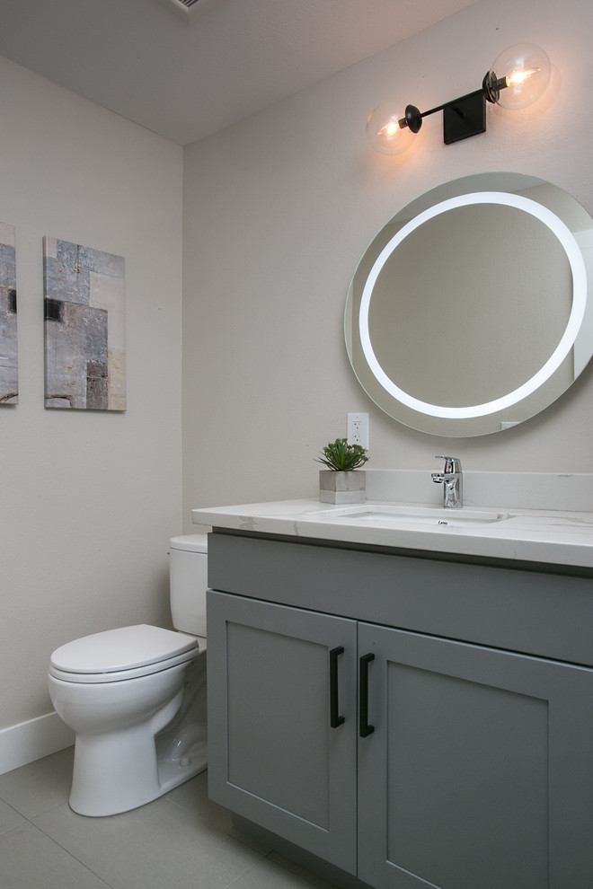 Esempio di una stanza da bagno con doccia moderna di medie dimensioni con ante in stile shaker, ante grigie, WC monopezzo, pareti beige, lavabo sottopiano, top in quarzite e pavimento grigio