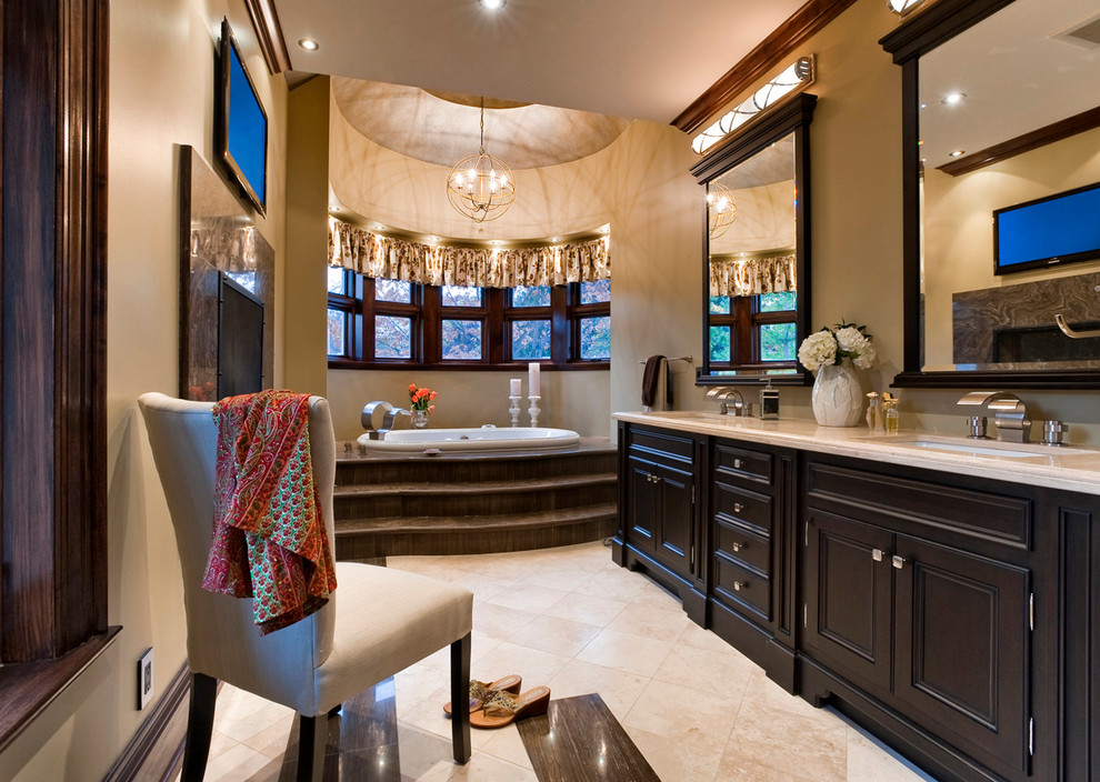 Bild på ett stort funkis en-suite badrum, med ett undermonterad handfat, luckor med infälld panel, skåp i mörkt trä, ett platsbyggt badkar, beige kakel, beige väggar, travertin golv, bänkskiva i kvartsit och beiget golv
