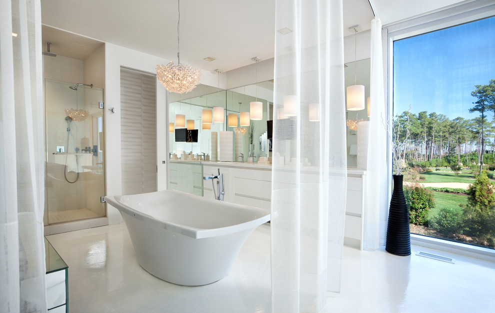 Foto de cuarto de baño principal contemporáneo grande con armarios con paneles lisos, puertas de armario blancas, encimera de acrílico, bañera exenta, ducha doble, baldosas y/o azulejos blancos y paredes blancas