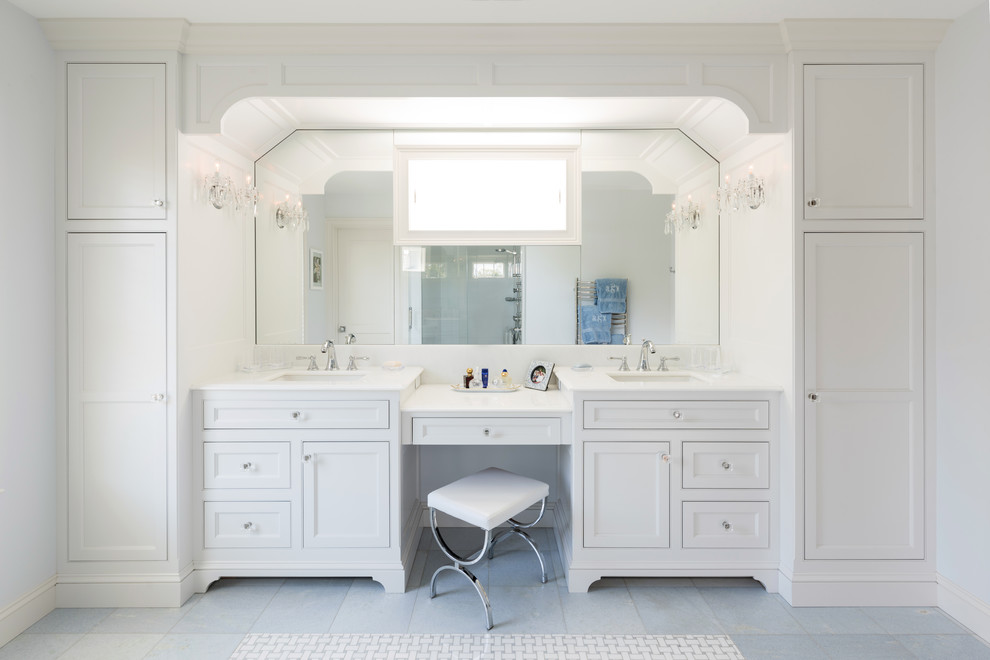 Стильный дизайн: главная ванная комната в морском стиле с белыми фасадами, белыми стенами, врезной раковиной, фасадами в стиле шейкер, разноцветным полом и зеркалом с подсветкой - последний тренд