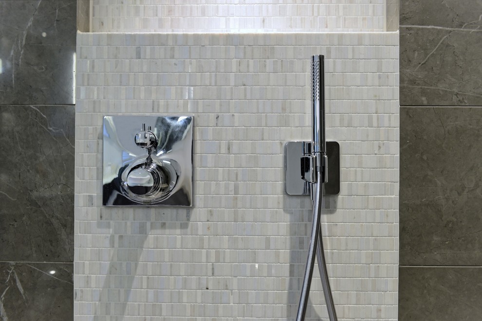 Esempio di una stanza da bagno padronale minimal di medie dimensioni con doccia a filo pavimento, piastrelle grigie e piastrelle in gres porcellanato