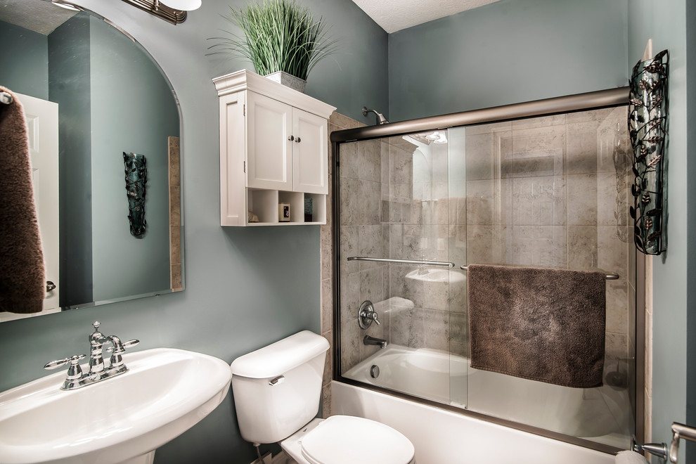 На фото: маленькая ванная комната в современном стиле с синими стенами для на участке и в саду с