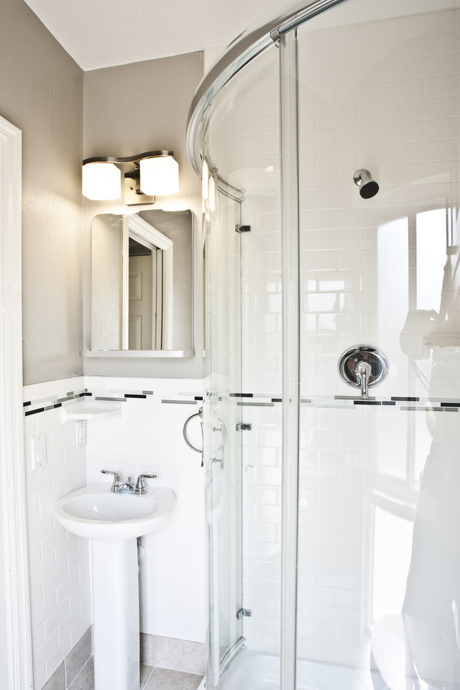 Foto di una stanza da bagno classica con lavabo a colonna, doccia ad angolo, piastrelle bianche e piastrelle diamantate