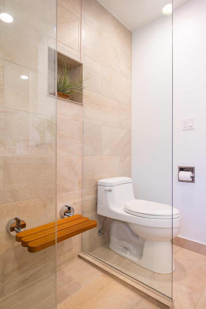 Aménagement d'une salle de bain principale classique en bois brun avec un placard à porte plane, une douche à l'italienne, un carrelage beige, un mur blanc, un sol en carrelage de porcelaine, un lavabo posé et un plan de toilette en carrelage.