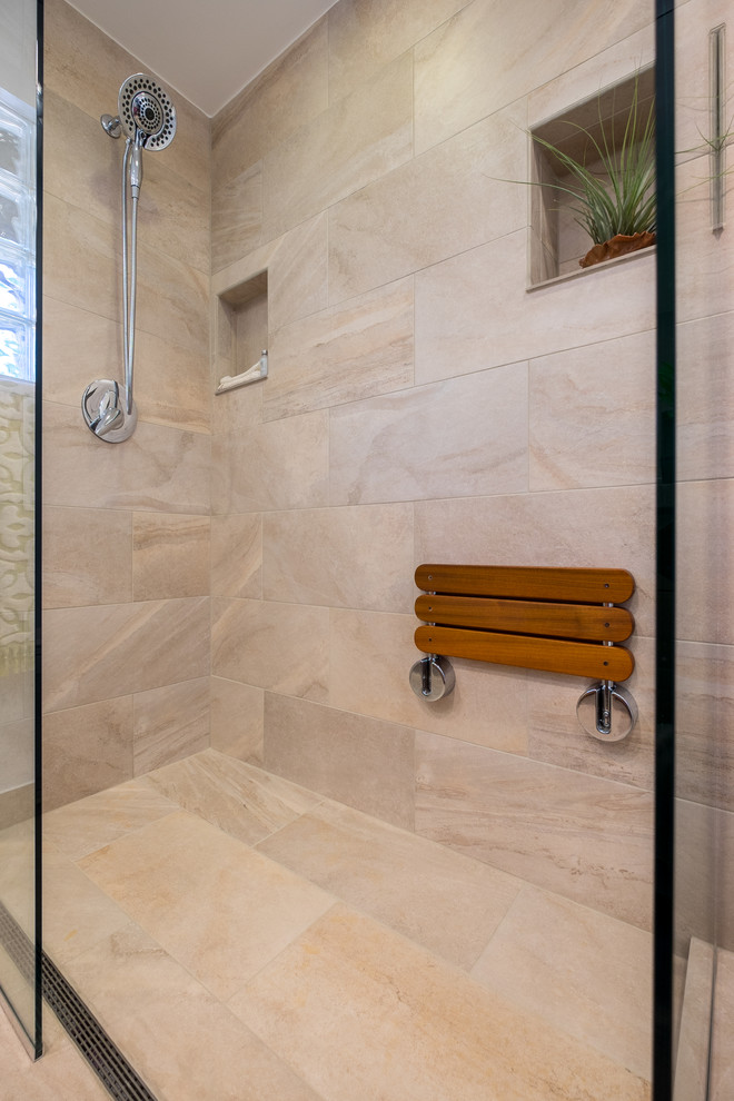 Klassisches Badezimmer En Suite mit flächenbündigen Schrankfronten, hellbraunen Holzschränken, bodengleicher Dusche, beigen Fliesen, weißer Wandfarbe, Porzellan-Bodenfliesen, Einbauwaschbecken und gefliestem Waschtisch in Portland