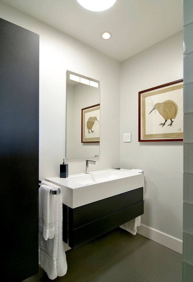 Идея дизайна: маленькая ванная комната в стиле неоклассика (современная классика) с белыми стенами, душевой кабиной и подвесной раковиной для на участке и в саду