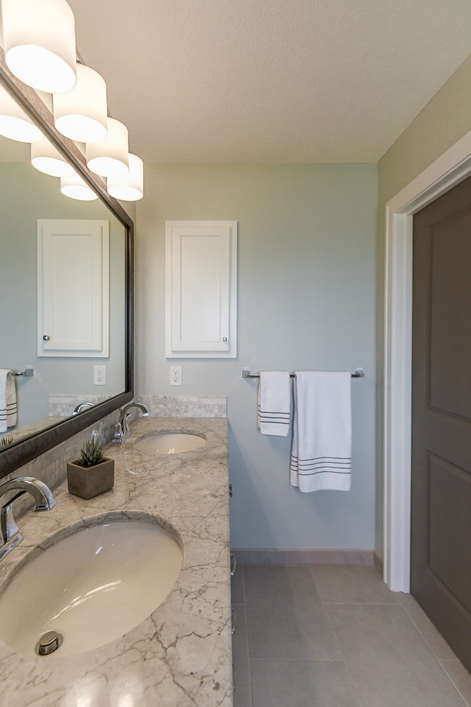 Idéer för ett mellanstort klassiskt badrum med dusch, med blå väggar, klinkergolv i keramik, ett undermonterad handfat, granitbänkskiva och beiget golv