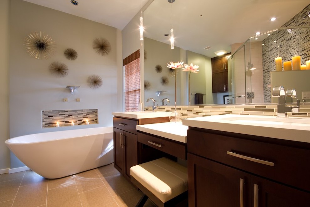 Aménagement d'une salle de bain contemporaine avec une baignoire indépendante.