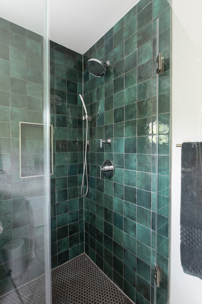 Réalisation d'une petite salle de bain principale vintage avec un placard à porte affleurante, une douche d'angle, un sol en carrelage de porcelaine, une cabine de douche à porte battante, meuble double vasque et meuble-lavabo encastré.