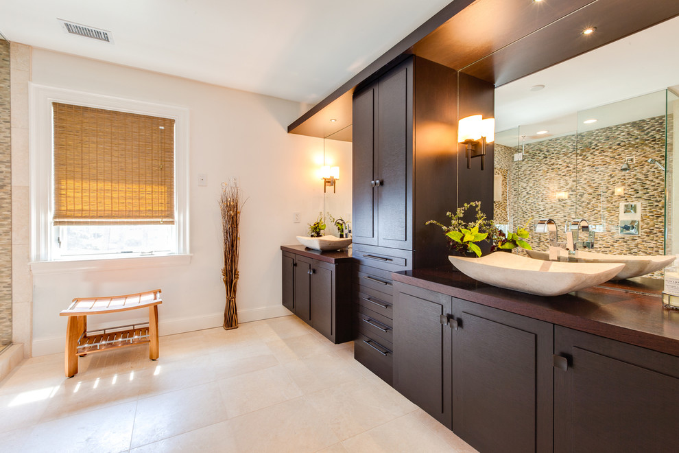 Foto de cuarto de baño rectangular de estilo zen con lavabo sobreencimera y encimera de madera