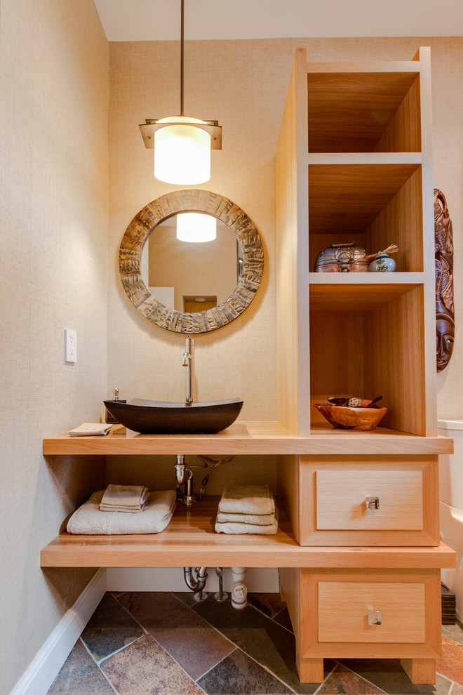 Cette image montre une salle de bain asiatique avec une vasque et un plan de toilette en bois.