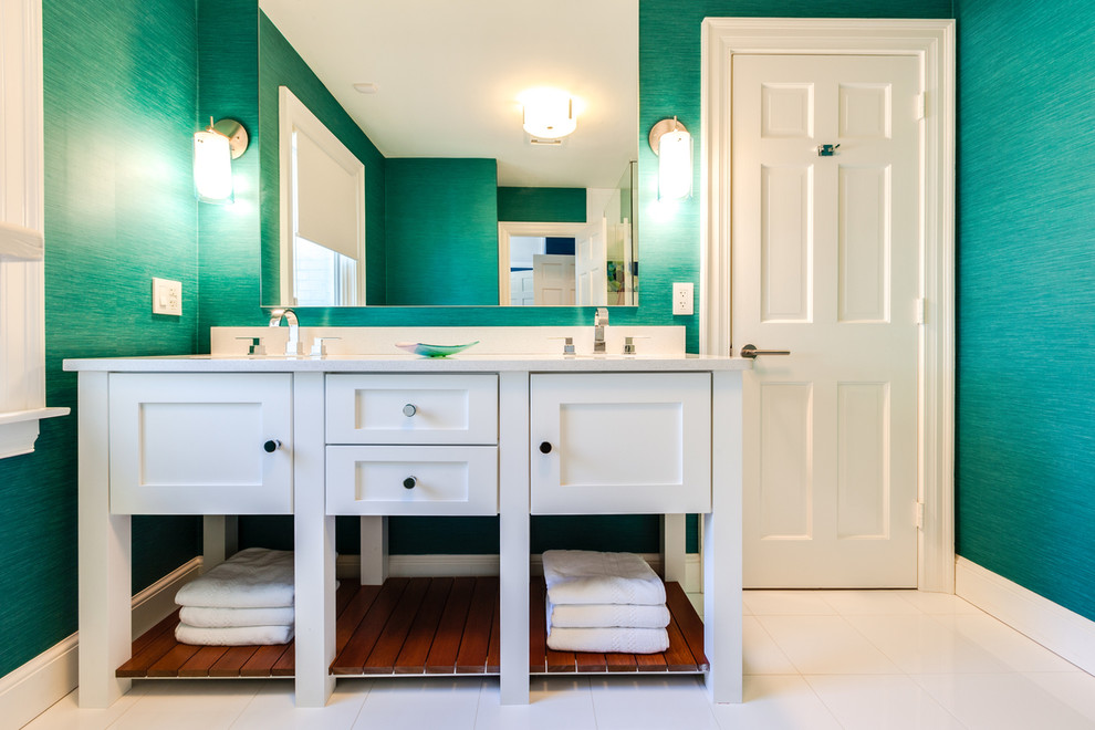 Ejemplo de cuarto de baño tropical con armarios estilo shaker, puertas de armario blancas y baldosas y/o azulejos blancos