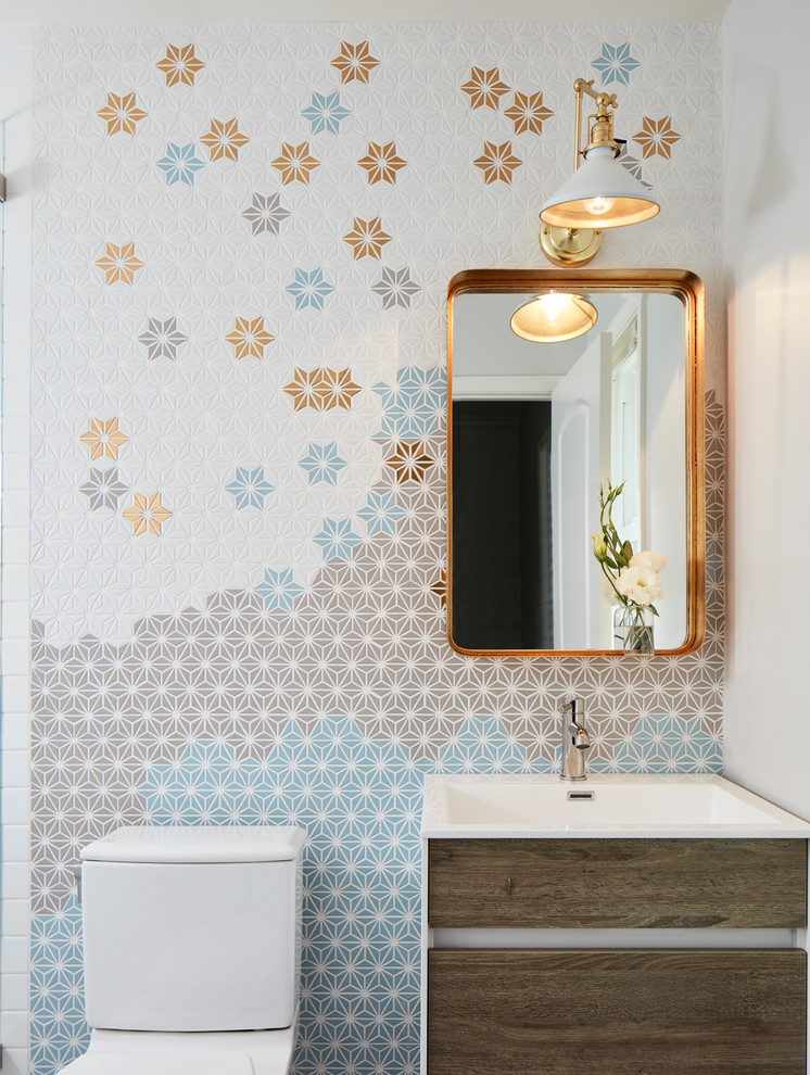 Ejemplo de cuarto de baño contemporáneo con armarios con paneles lisos, puertas de armario de madera en tonos medios, baldosas y/o azulejos multicolor, baldosas y/o azulejos en mosaico y lavabo tipo consola
