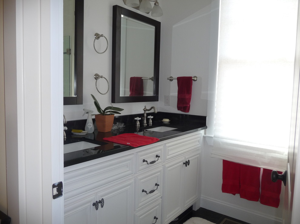 Inspiration för små klassiska en-suite badrum, med luckor med infälld panel, vita skåp, vita väggar, ett undermonterad handfat och granitbänkskiva