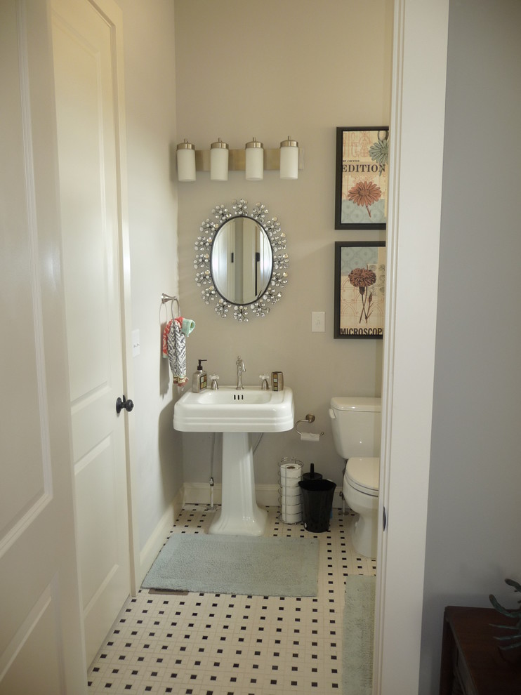 Immagine di una stanza da bagno classica di medie dimensioni con WC a due pezzi, pareti grigie, pavimento con piastrelle in ceramica, lavabo a colonna e pavimento multicolore
