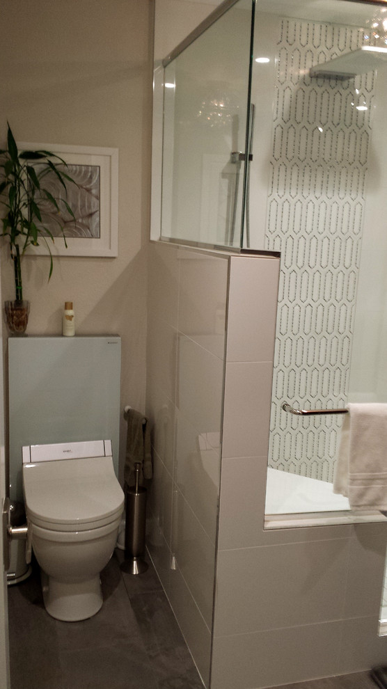 Inspiration pour une salle de bain principale design en bois foncé de taille moyenne avec un lavabo encastré, un placard à porte plane, un plan de toilette en quartz modifié, une douche ouverte, WC séparés, un carrelage blanc, mosaïque, un mur gris et un sol en carrelage de porcelaine.