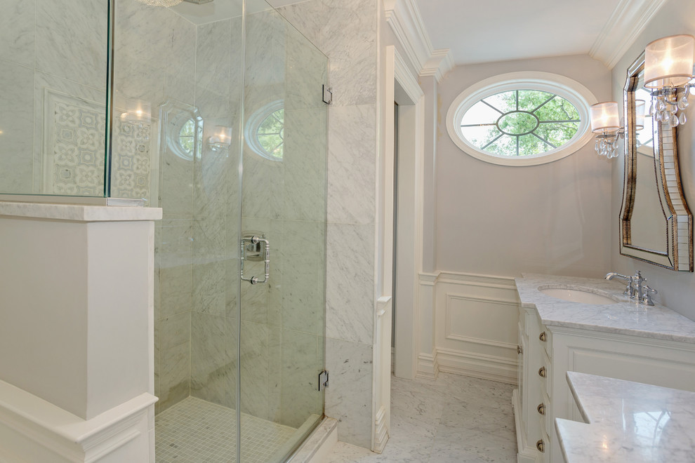 Foto på ett mellanstort vintage en-suite badrum, med luckor med upphöjd panel, vita skåp, marmorbänkskiva, vit kakel, grå väggar och marmorgolv