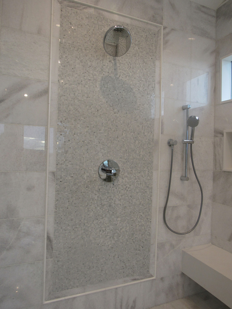 Modern inredning av ett mycket stort vit vitt en-suite badrum, med luckor med infälld panel, grå skåp, ett fristående badkar, en hörndusch, grå kakel, marmorkakel, grå väggar, marmorgolv, ett undermonterad handfat, bänkskiva i kvarts, grått golv och dusch med gångjärnsdörr