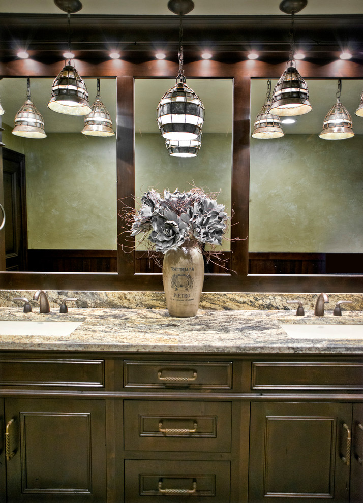 Imagen de cuarto de baño principal clásico con puertas de armario de madera en tonos medios