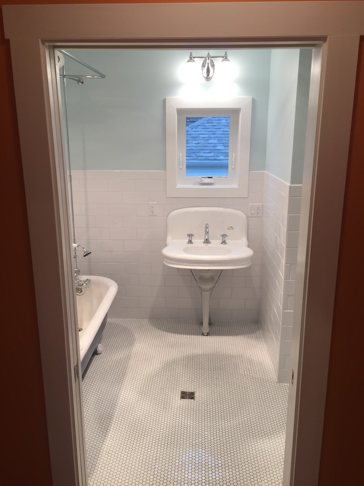 Idéer för små vintage badrum, med ett badkar med tassar, en dusch/badkar-kombination, vit kakel, tunnelbanekakel, blå väggar, klinkergolv i keramik och ett piedestal handfat