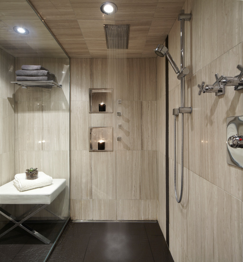 Стильный дизайн: большая ванная комната в стиле неоклассика (современная классика) с настольной раковиной, открытым душем, унитазом-моноблоком, серой плиткой, керамогранитной плиткой, серыми стенами и полом из керамогранита - последний тренд