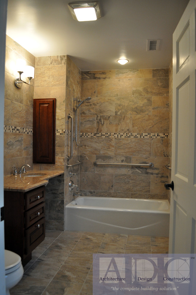 Пример оригинального дизайна: ванная комната в современном стиле с врезной раковиной, фасадами с выступающей филенкой, темными деревянными фасадами, столешницей из гранита, ванной в нише, раздельным унитазом, бежевой плиткой и керамогранитной плиткой