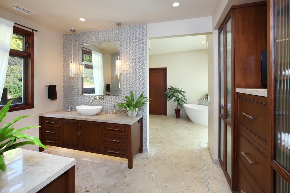 Diseño de cuarto de baño actual con bañera exenta, encimera de mármol, baldosas y/o azulejos en mosaico y lavabo sobreencimera