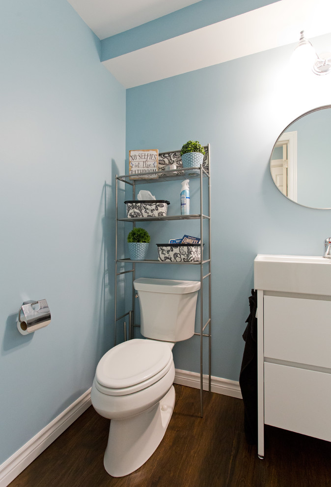 Foto de cuarto de baño infantil vintage pequeño con paredes azules, suelo vinílico, lavabo de seno grande, encimera de vidrio y suelo marrón
