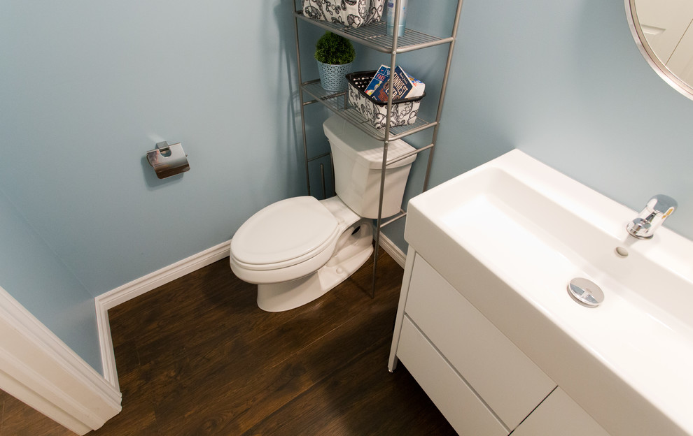 Imagen de cuarto de baño infantil retro pequeño con paredes azules, suelo vinílico, lavabo de seno grande, encimera de vidrio y suelo marrón
