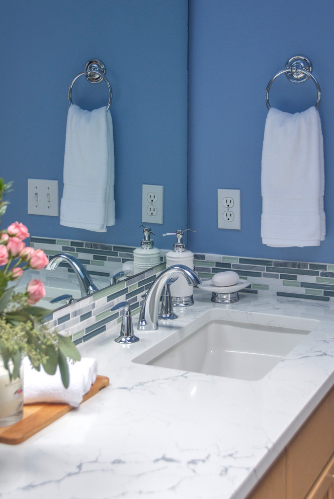 Пример оригинального дизайна: большая главная ванная комната в современном стиле с фасадами с утопленной филенкой, светлыми деревянными фасадами, угловой ванной, душем в нише, унитазом-моноблоком, белой плиткой, керамогранитной плиткой, синими стенами, паркетным полом среднего тона, врезной раковиной и мраморной столешницей