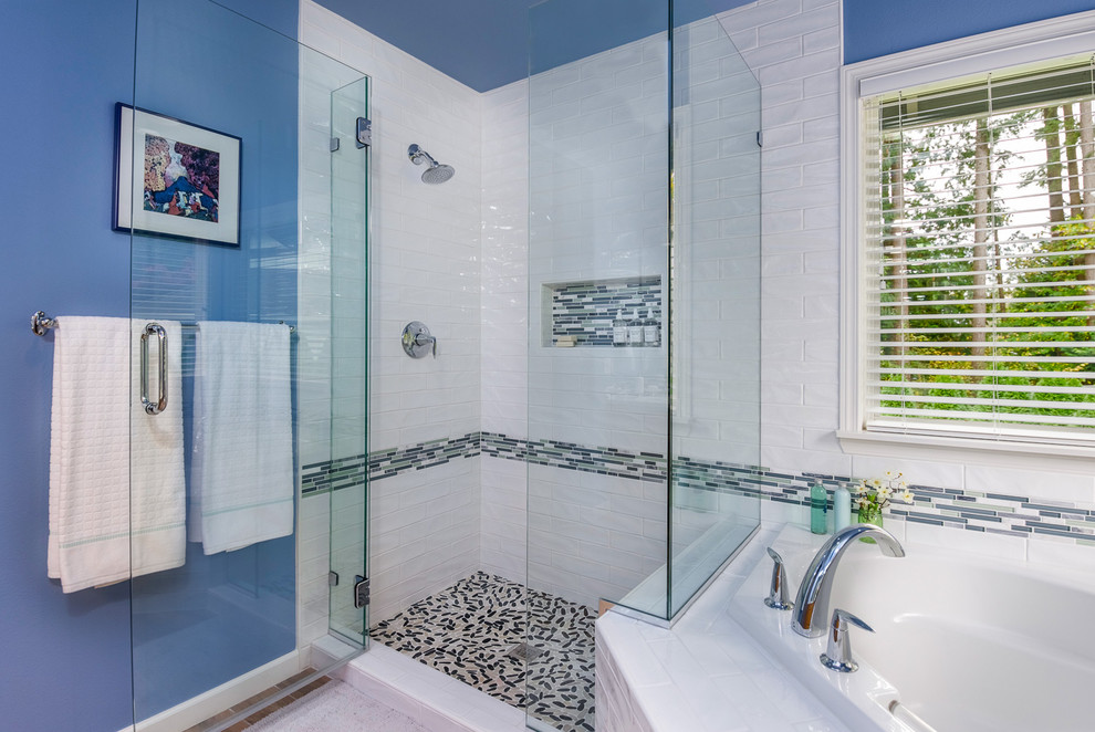 На фото: большая главная ванная комната в современном стиле с фасадами с утопленной филенкой, светлыми деревянными фасадами, угловой ванной, душем в нише, унитазом-моноблоком, белой плиткой, керамогранитной плиткой, синими стенами, паркетным полом среднего тона, врезной раковиной и мраморной столешницей