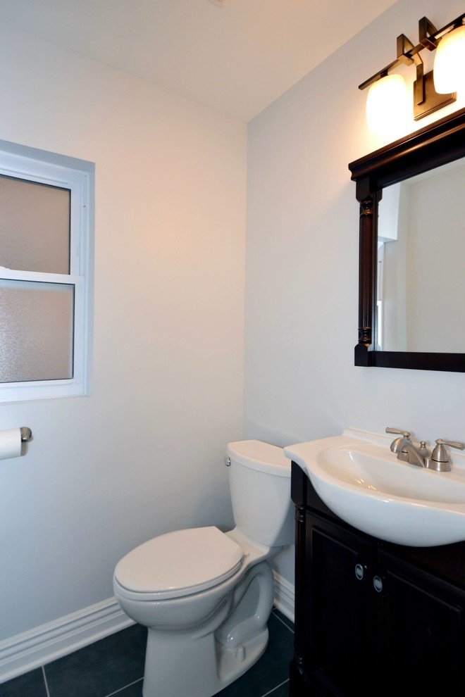 Inspiration för ett mellanstort funkis badrum, med skåp i shakerstil, svarta skåp, en toalettstol med hel cisternkåpa, vita väggar, klinkergolv i keramik, ett nedsänkt handfat och turkost golv