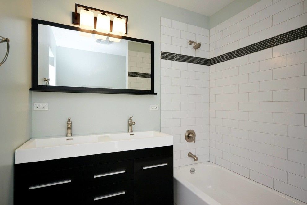 Réalisation d'une salle de bain design de taille moyenne avec un placard à porte shaker, des portes de placard noires, une baignoire posée, un combiné douche/baignoire, des carreaux de céramique, un mur blanc, un sol en carrelage de céramique, un lavabo posé et un sol turquoise.