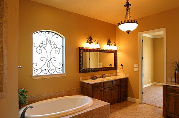Bild på ett mellanstort medelhavsstil en-suite badrum, med ett nedsänkt handfat, luckor med infälld panel, skåp i mörkt trä, granitbänkskiva, ett platsbyggt badkar, beige väggar, klinkergolv i keramik och beiget golv