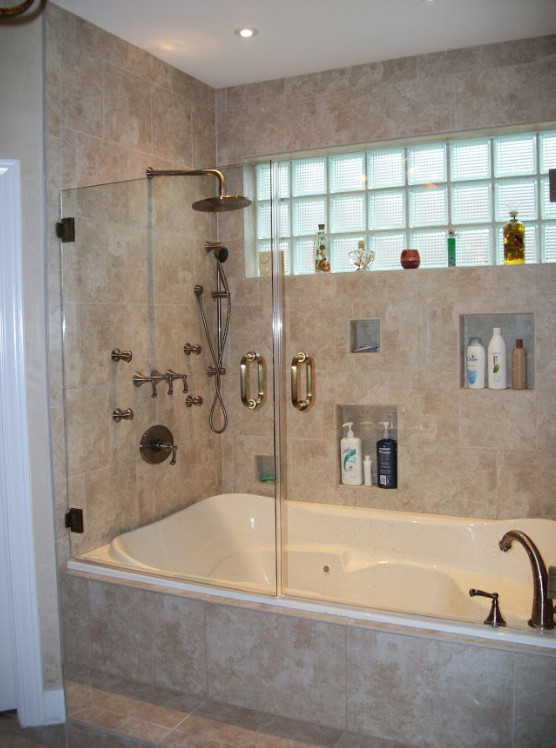 ヒューストンにあるトラディショナルスタイルのおしゃれな浴室 (アルコーブ型浴槽、シャワー付き浴槽	、ベージュのタイル、磁器タイル、オープンシャワー) の写真