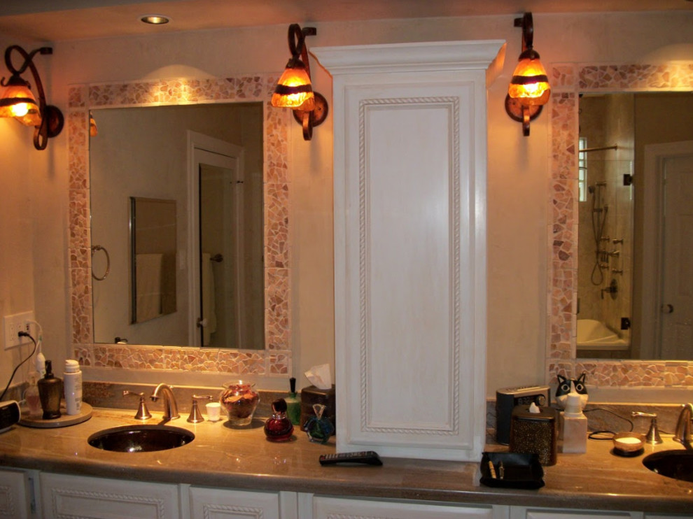 Esempio di una stanza da bagno classica di medie dimensioni con consolle stile comò, ante bianche, doccia alcova, pareti beige, lavabo sottopiano, top in granito e top marrone