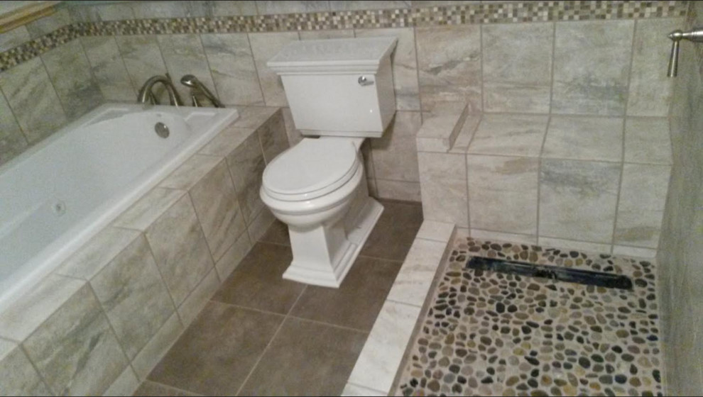 На фото: ванная комната с накладной ванной, угловым душем, раздельным унитазом, бежевой плиткой, керамической плиткой, бежевыми стенами, полом из керамической плитки, душевой кабиной, столешницей из плитки, бежевым полом и открытым душем