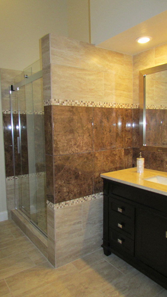 Идея дизайна: главная ванная комната среднего размера в современном стиле с фасадами островного типа, черными фасадами, столешницей из гранита, коричневой плиткой, керамической плиткой, бежевыми стенами и полом из керамогранита