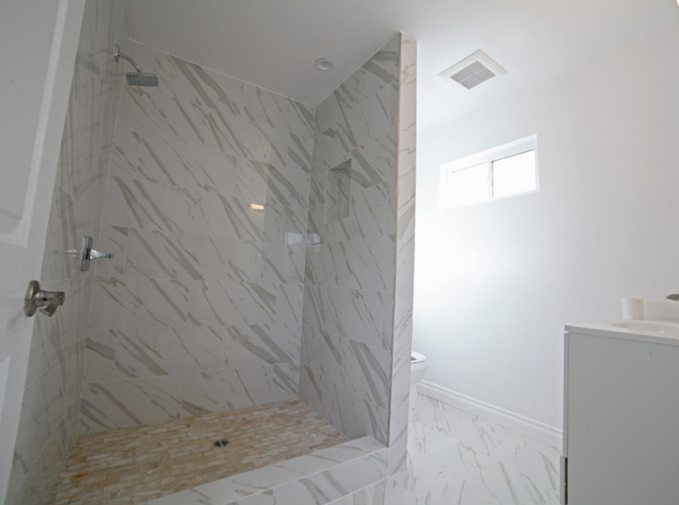Inredning av ett modernt mellanstort badrum med dusch, med skåp i shakerstil, en toalettstol med hel cisternkåpa, porslinskakel, vita väggar, klinkergolv i porslin, ett konsol handfat, dusch med duschdraperi, en öppen dusch, vit kakel, vitt golv och vita skåp