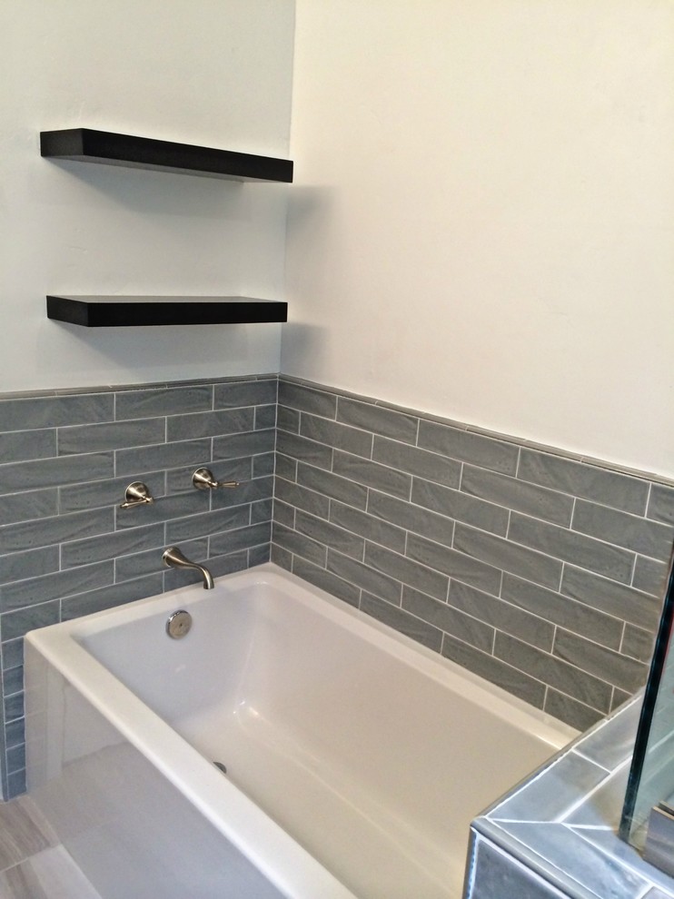 Modernes Badezimmer mit Einbaubadewanne, grauen Fliesen, Keramikfliesen und Keramikboden in Sacramento