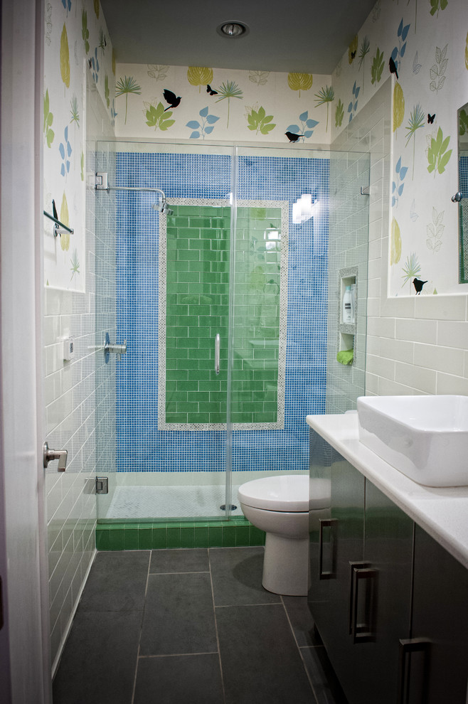 Cette photo montre une salle de bain chic en bois foncé avec un carrelage multicolore, un carrelage bleu, un carrelage vert, un carrelage blanc, un mur multicolore, un placard à porte plane, WC séparés, un carrelage métro, un sol en ardoise, un lavabo posé et un plan de toilette en quartz modifié.