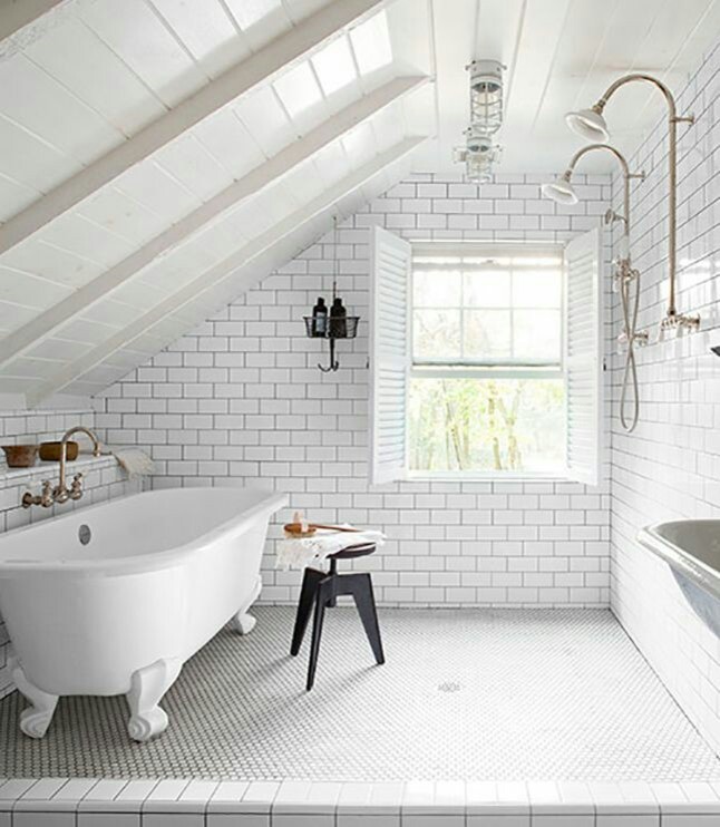 Idéer för små industriella en-suite badrum, med öppna hyllor, vita skåp, ett badkar med tassar, en dubbeldusch, vit kakel, tunnelbanekakel, vita väggar, klinkergolv i porslin och ett avlångt handfat