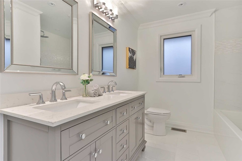 Modern inredning av ett stort flerfärgad flerfärgat en-suite badrum, med skåp i shakerstil, grå skåp, ett badkar i en alkov, en hörndusch, en toalettstol med separat cisternkåpa, vita väggar, klinkergolv i porslin, bänkskiva i akrylsten och flerfärgat golv