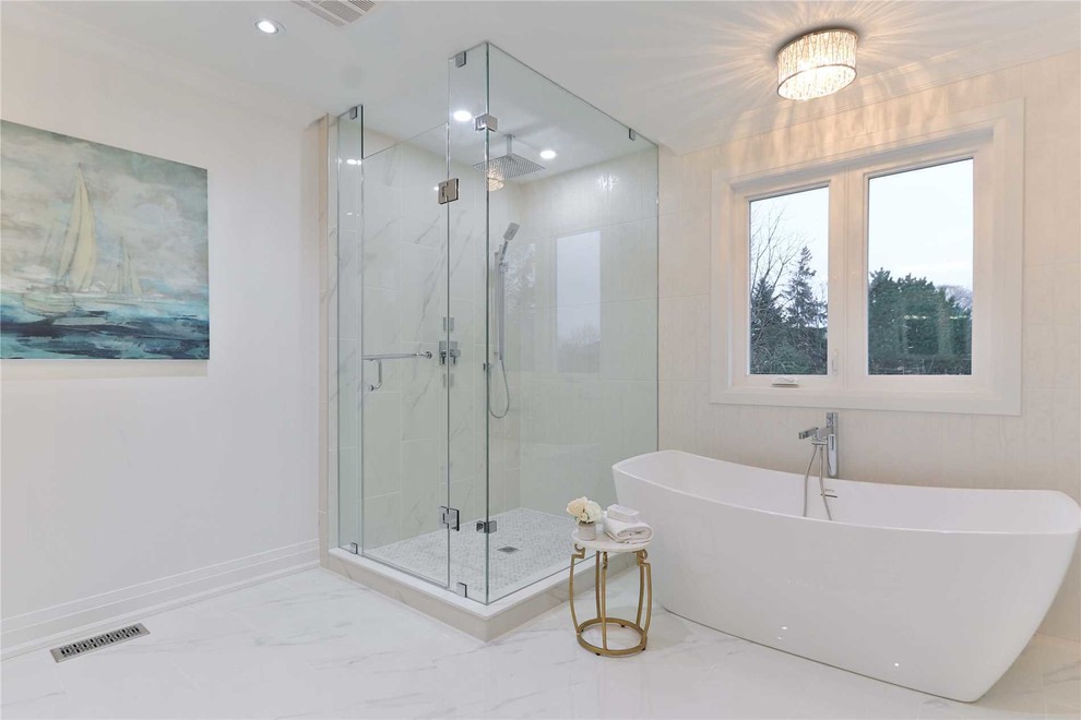 Foto på ett stort funkis en-suite badrum, med ett fristående badkar, en hörndusch, vita väggar, klinkergolv i porslin, flerfärgat golv och dusch med gångjärnsdörr