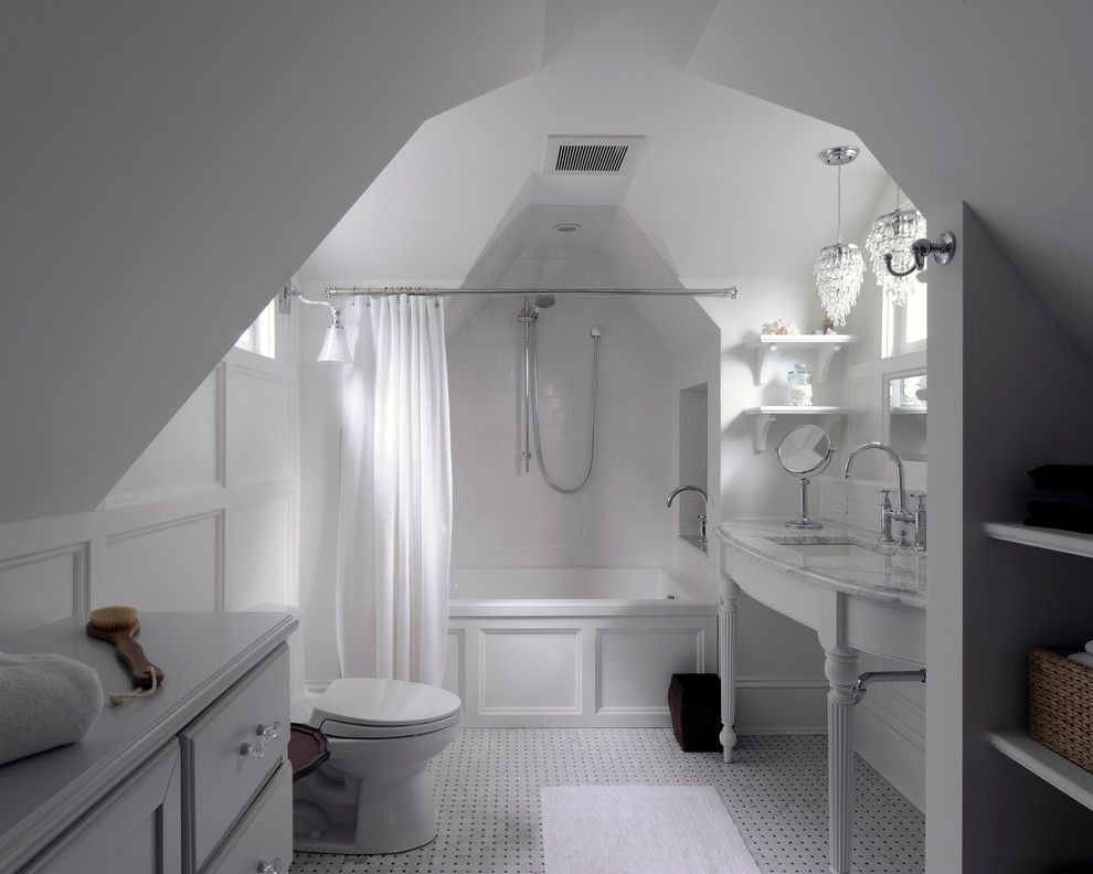 オタワにある小さなトラディショナルスタイルのおしゃれな浴室 (アルコーブ型浴槽、シャワー付き浴槽	、一体型トイレ	、サブウェイタイル、白い壁、コンソール型シンク、大理石の洗面台、白いキャビネット) の写真