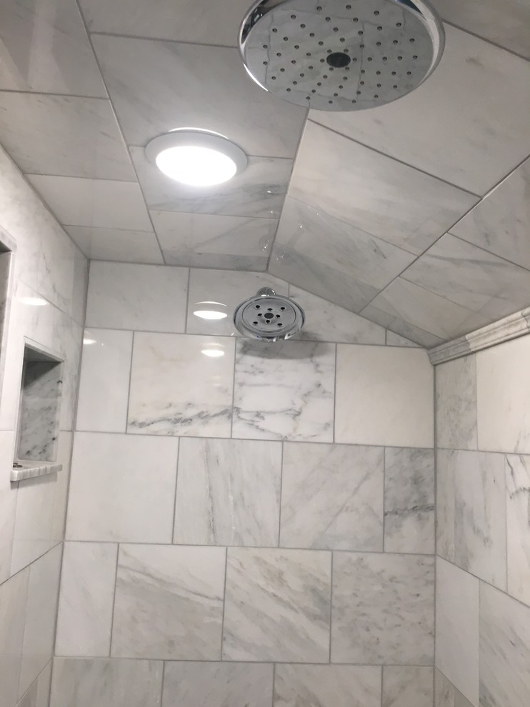 Immagine di una stanza da bagno padronale stile americano con ante in stile shaker, ante in legno scuro, doccia alcova, piastrelle grigie, piastrelle bianche, piastrelle in pietra, lavabo sottopiano e top in saponaria