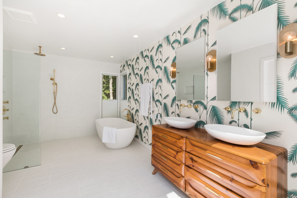 Inspiration för maritima brunt badrum, med skåp i mellenmörkt trä, ett fristående badkar, flerfärgade väggar, ett fristående handfat, träbänkskiva och grått golv